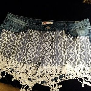 Adorable lei fringe jean shorts